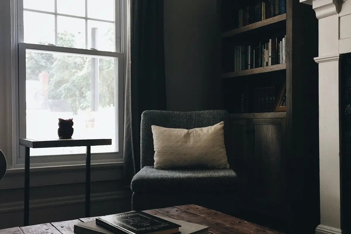 Lille lænestol til stuen - tips til at finde den helt rigtige